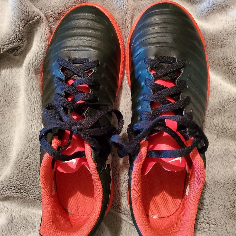 Indoor soccer cleats